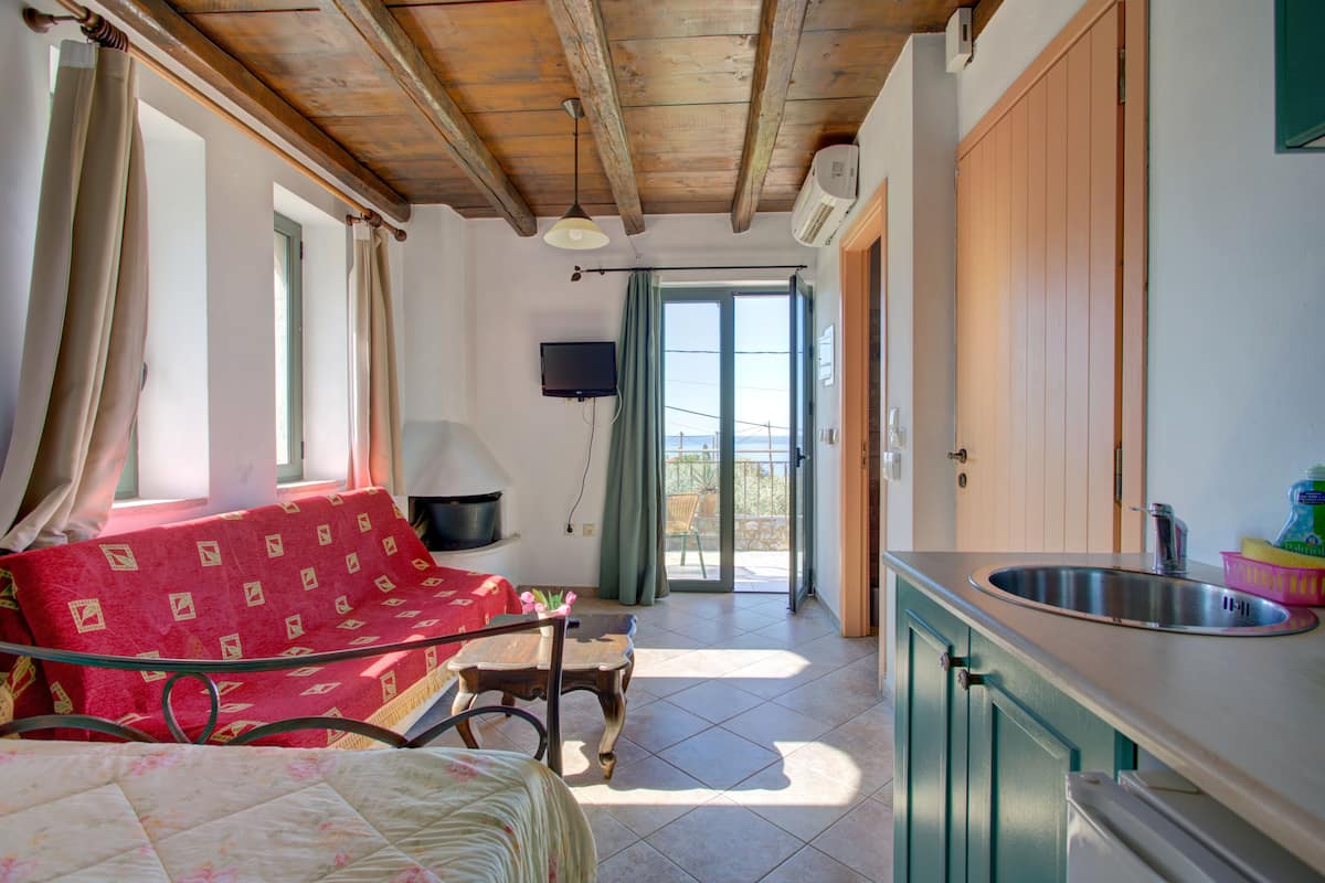 1 bedroom, individually decorated, individually furnished