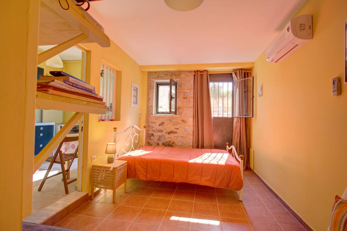1 bedroom, individually decorated, individually furnished