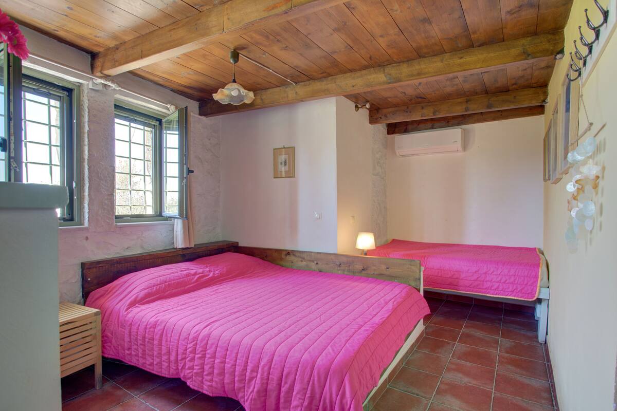 1 bedroom, individually decorated, individually furnished