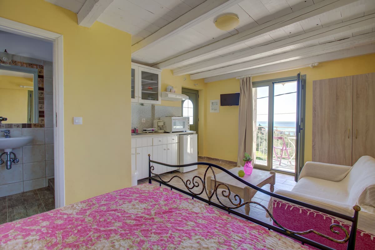1 bedroom, individually decorated, individually furnished