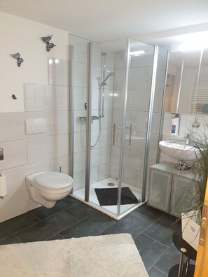 Doppia Basic | Bagno | Doccia, asciugamani, carta igienica