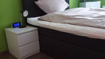 Seprai antialergi, minibar, tirai kedap cahaya, dan Wi-Fi gratis