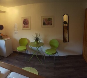 Chambre de base double | Repas dans la chambre