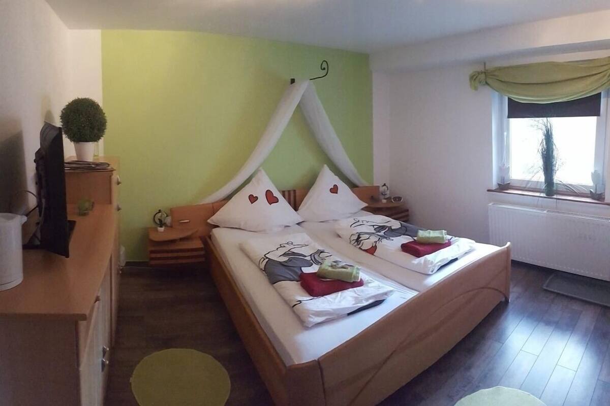 Habitación básica doble | Ropa de cama hipoalergénica, minibar, cortinas blackout y wifi gratis