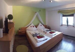 Basic Double Room | Hypo-allergenic bedding, minibar, blackout drapes, free WiFi - Gästezimmer Haus Talblick (Langelsheim)