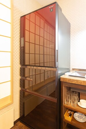 3 Bedrooms | Shared kitchen | Fridge, microwave, stovetop, coffee/tea maker