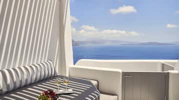 Suite Junior, 1 grand lit, baignoire Ă jets, vue mer | Terrasse/Patio