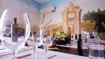 Room, 1 Bedroom, Accessible, Smoking | Dining