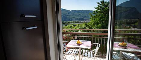 Apartment, 2 Bedrooms, Balcony, Mountain View | Outdoor dining
