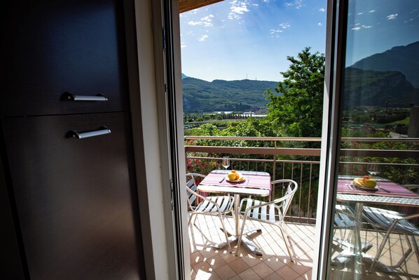 Apartment, 2 Bedrooms, Balcony, Mountain View | Outdoor dining