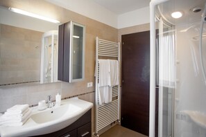 Apartment, 2 Schlafzimmer, Balkon, Bergblick | Badezimmer | Kostenlose Toilettenartikel, Haartrockner, Handtücher, Shampoo