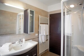 Apartment, 2 Bedrooms, Balcony, Mountain View | Bathroom