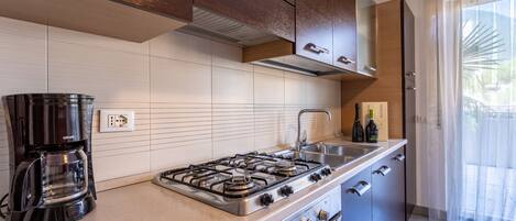 Apartamento, 2 habitaciones, balcón, vistas a la montaña | Cocina privada | Frigorífico, microondas, cafetera o tetera y trona infantil