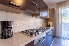 Apartment, 2 Bedrooms, Balcony, Mountain View | Private kitchen