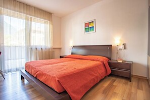 3 chambres, fer et planche à repasser, draps fournis