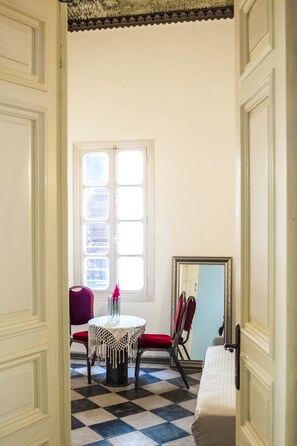 家庭公寓 | 起居  区 | 智能电视、Netflix、流媒体服务