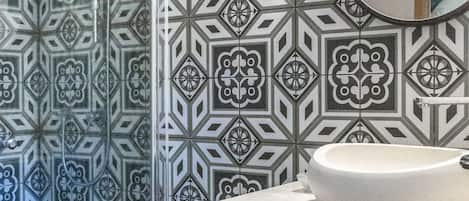 Family Apartment | Bathroom shower