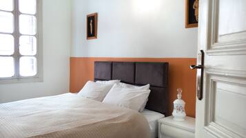 3 bedrooms, individually decorated, individually furnished, desk