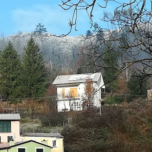 Ein Wohngebiet mit einem Haus, das ein Satteldach und ein Fenster hat.