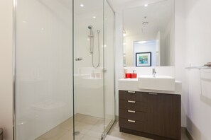 Executive Apartment | Bathroom | Shower, free toiletries, hair dryer, towels - Keeping Cool on Connor (Fortitude Valley)