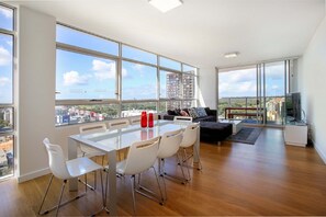 Executive-Apartment | Essbereich im Zimmer