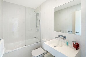 Apartamento executivo | Banheiro | Chuveiro/banheira combinados, secador de cabelo, toalhas de banho 