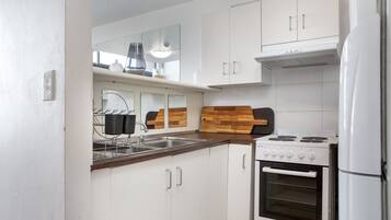 Executive Apartment | Private kitchen | Fridge, microwave, oven, stovetop