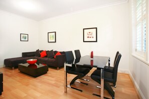 Executive Apartment | Living room | Flat-screen TV - Art Deco in the Cul-de-Sac (Potts Point)