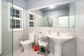 Executive Apartment | Bathroom | Shower, hair dryer, towels - Art Deco in the Cul-de-Sac (Potts Point)