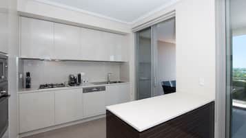 Executive Apartment | Private kitchen | Fridge, microwave, oven, stovetop