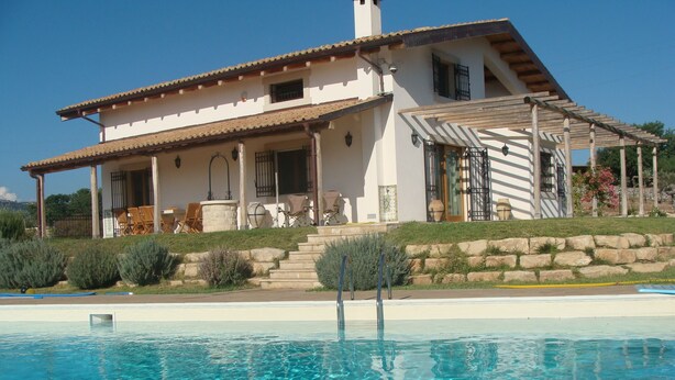 A two-story house with a swimming pool in front. - Apartment in Countryside Villa With Pool Within the Se Sicilian Barocco Area (Ragusa)