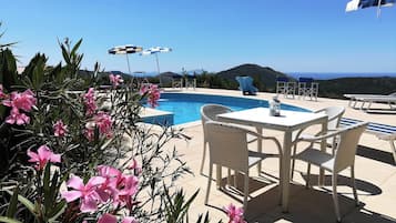 Villa, 2 Schlafzimmer, Raucher, eigener Pool | Speisen im Freien
