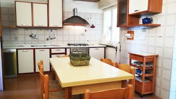 Villa, 3 Bedrooms, Balcony, City View | Interior