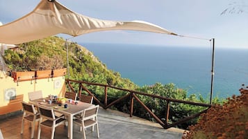 Villa, 1 Schlafzimmer, Terrasse, Meerblick | Blick von der Unterkunft