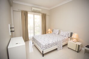 3 bedrooms, in-room safe, desk, laptop workspace - Yasmin Apartments (Dar es Salaam)
