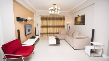 Apartment, 3 Bedrooms | Living room | 43-inch TV with satellite channels