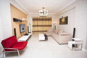 Apartemen, 3 kamar tidur | Ruang keluarga | Televisi 43-inci dengan saluran TV satelit