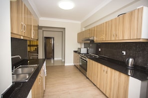 Lemari es, microwave, oven, dan kompor