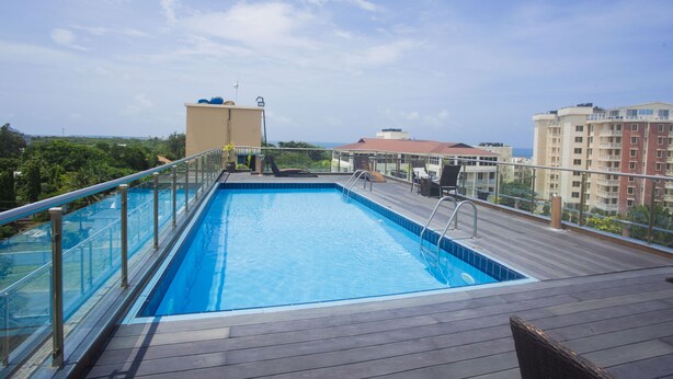 Outdoor pool - Yasmin Apartments (Dar es Salaam)