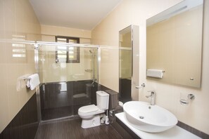 Designer-Toilettenartikel, Haartrockner, Handtücher, Seife