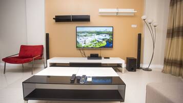 Apartemen, 3 kamar tidur | Ruang keluarga | Televisi 43-inci dengan saluran TV satelit