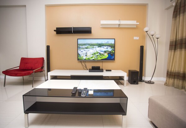 Departamento, 3 habitaciones | Sala de estar | Televisión de 43 pulgadas con canales vía satélite 