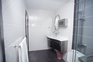 Designer toiletries, hair dryer, towels, soap - Yasmin Apartments (Dar es Salaam)