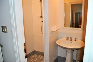 House, 3 Bedrooms, Terrace, City View | Bathroom