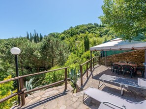 Outdoor dining - Wonderful private villa for 5 people with hot tub, WIFI, A/C, TV, patio and pets allowed (Scansano)