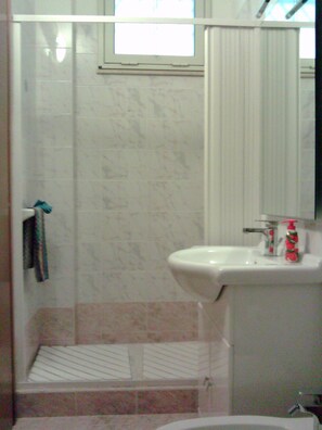 Apartment, 2 Bedrooms, Smoking, Balcony | Bathroom