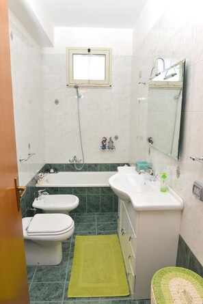 Bathroom - Apartment In Villa Near The Sea (Menfi)
