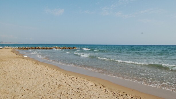 A beach with clear skies and calm waves. - Apartment In Villa Near The Sea (Menfi)