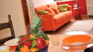 A dining table with a fruit bowl, a glass, and a plate. - Belvedere Home With sea View on the Gulf of Gaeta (Gaeta)
