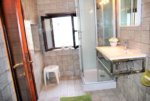 Maison, 2 chambres, terrasse, vue sur la ville | Salle de bain